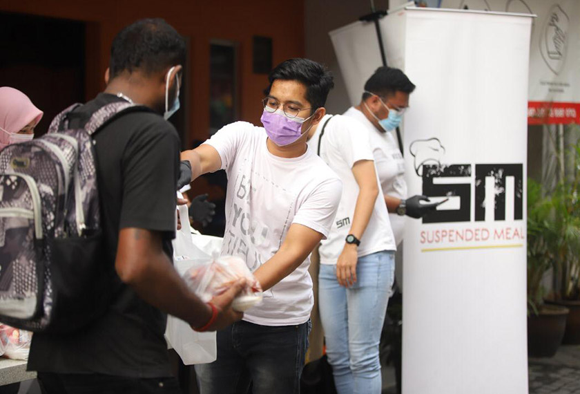 Selain makanan asas, turut disalurkan adalah barangan keperluan pencegahan virus seperti topeng muka dan cecair sanitasi tangan. - Foto Suspended Meal