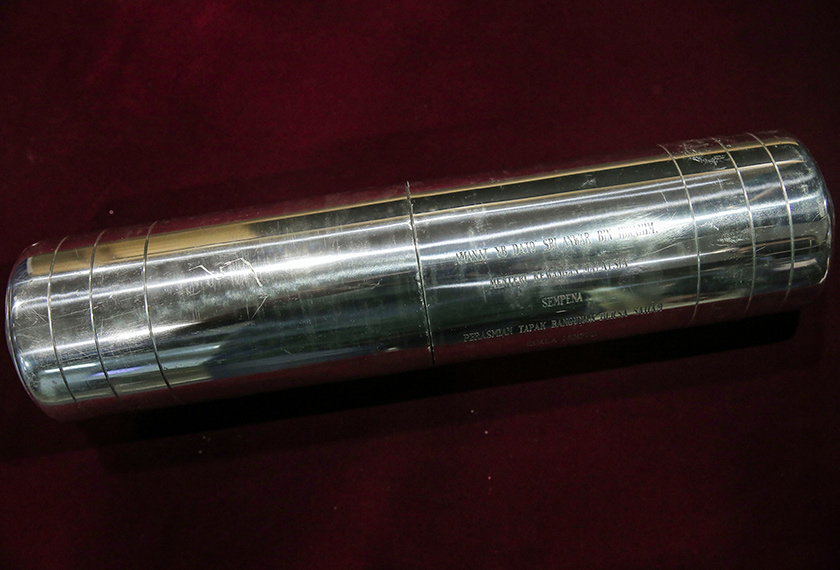 Kapsul masa yang tertera nama Anwar Ibrahim ketika beliau memegang jawatan Menteri Kewangan terdapat di bangunan Bursa Kuala Lumpur. – Gambar Astro AWANI/ SHAHIR OMAR