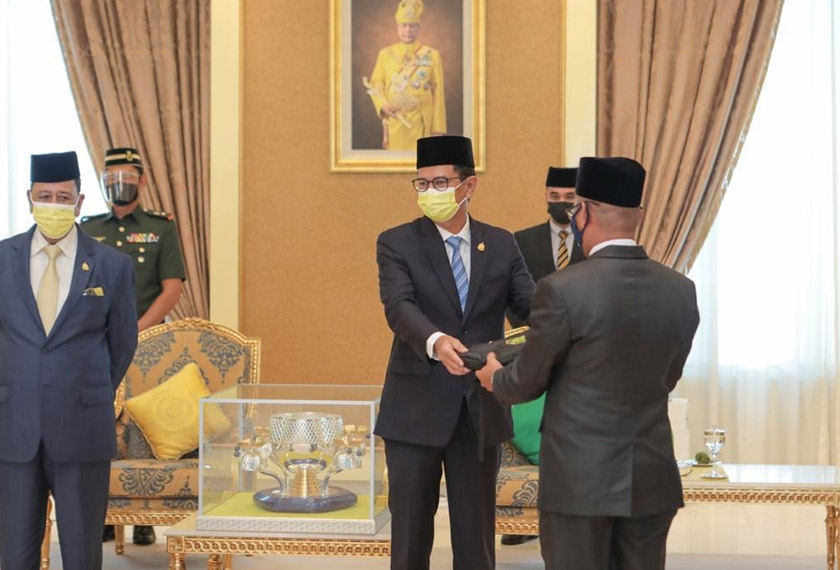   Sumbangan berupa set keperluan belajar itu meliputi televisyen pintar berserta kemudahan saluran Astro (rancangan TVIQ dan Tutor TV) serta komputer riba bertujuan memastikan supaya sesi pembelajaran di sekolah terbabit dapat dilaksanakan dengan lebih baik. - Gambar Ihsan Istana Negeri Kedah