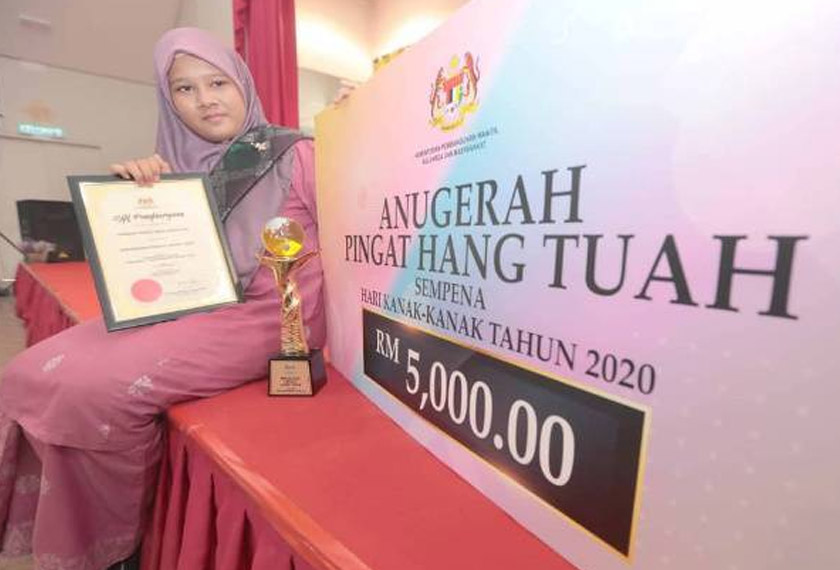 Nuraina Erieka was awarded the Hang Tuah Medal for her selfless act of bravery during the 2020 National-level Children’s Day Celebration. - Sinar Harian