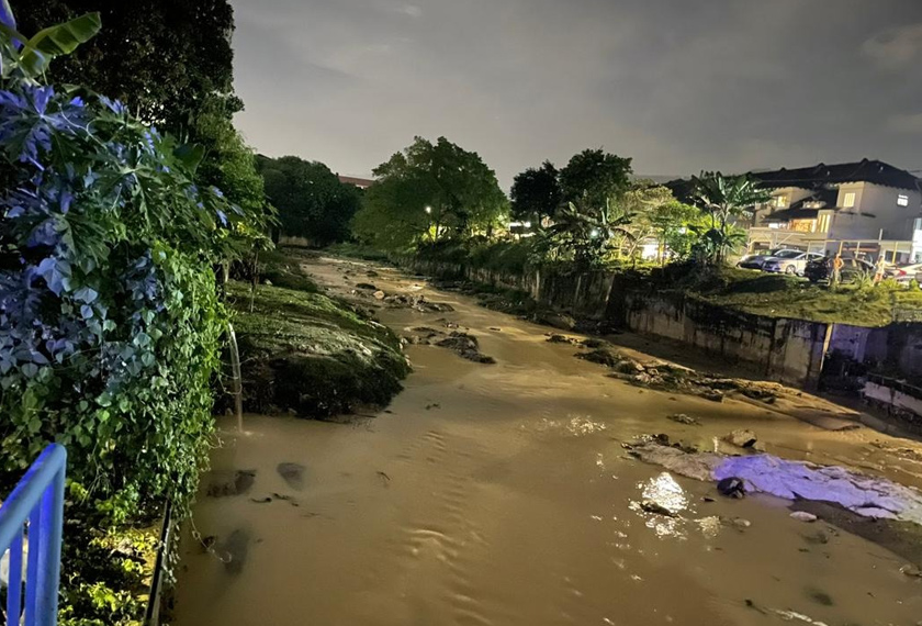 Kanak-kanak itu dipercayai terjatuh ke dalam longkang di sekitar rumahnya di Lorong Ikan Jelawat 8 ketika bermain, sebelum dihanyutkan ke longkang besar. - Foto JBPM Selangor