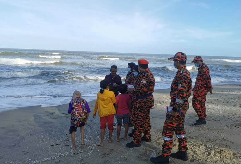 JBPM Terengganu memberi nasihat dan mengedar risalah sewaktu mengadakan rondaan pantai di Terengganu. - Foto Astro AWANI