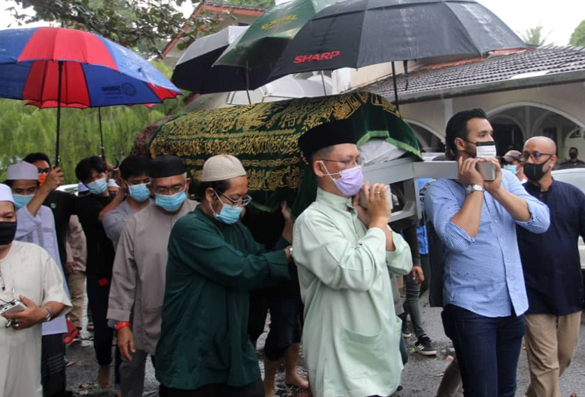 Jenazah tokoh akademik, Allahyarham Datuk Hassan Harun selamat dikebumikan di Tanah Perkuburan Islam, Kampung Dalam Kuin, Padang Bongor, Binjai, di sini sekitar jam 2.45 petang tadi. - Foto Astro AWANI