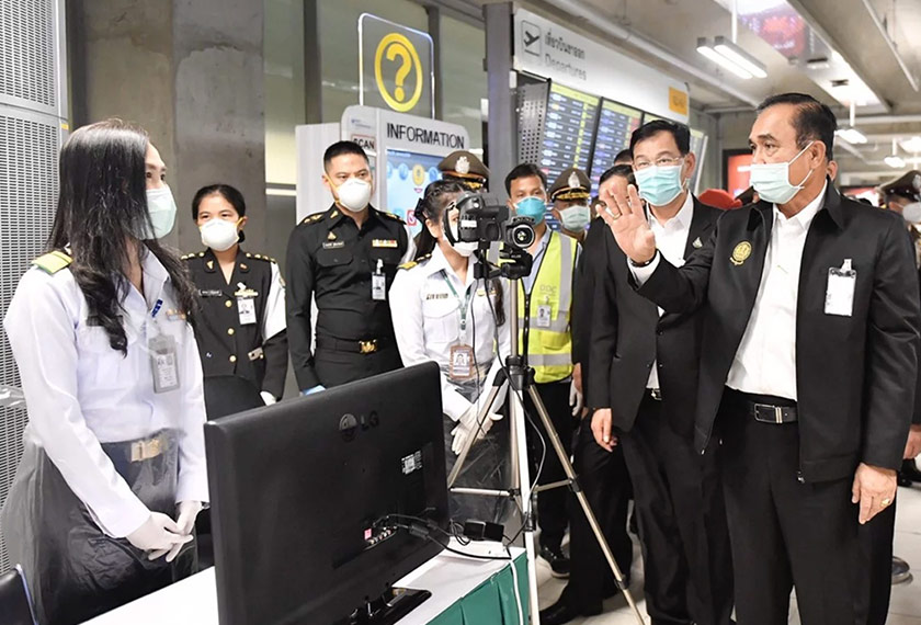Perdana Menteri Thailand Prayuth Chan-o-cha mengunjungi kaunter pemeriksaan kesihatan penumpang di lapangan terbang Suvarnabhumi, Bangkok. Foto EPA-EFE/Ceritalah