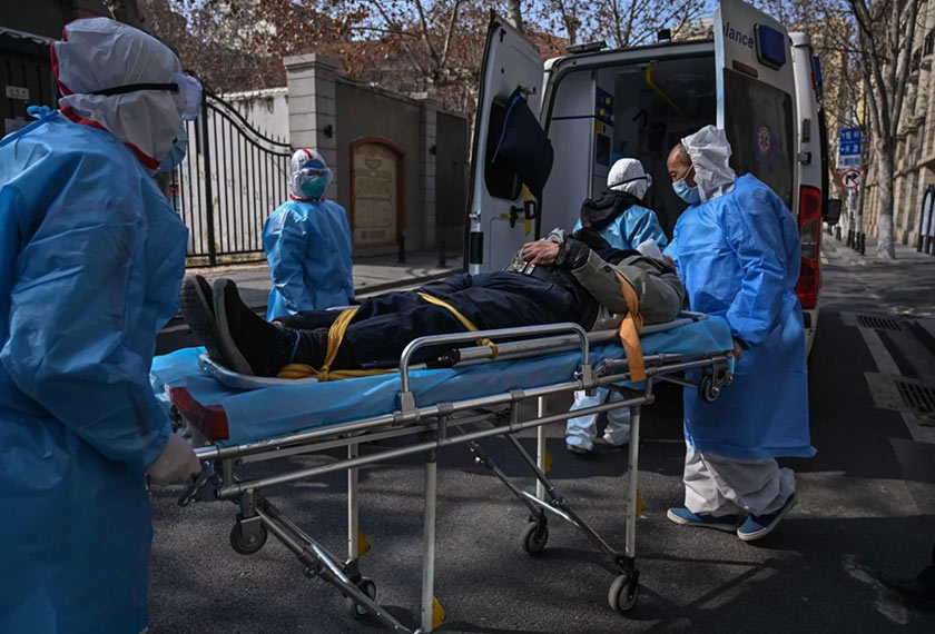 Petugas kesihatan mengendalikan pesakit disyaki dijangkiti koronavirus baru di Wuhan, China. Foto Agence France-Presse/Ceritalah