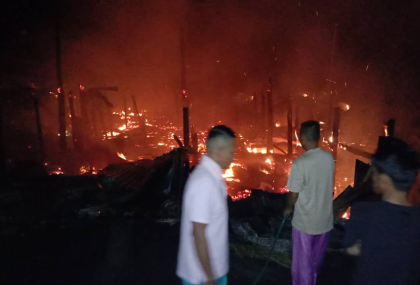 Kedua-dua buah rumah jenis tidak kekal yang terlibat dalam kebakaran itu musnah 100 peratus. - Foto JBPM Sarawak