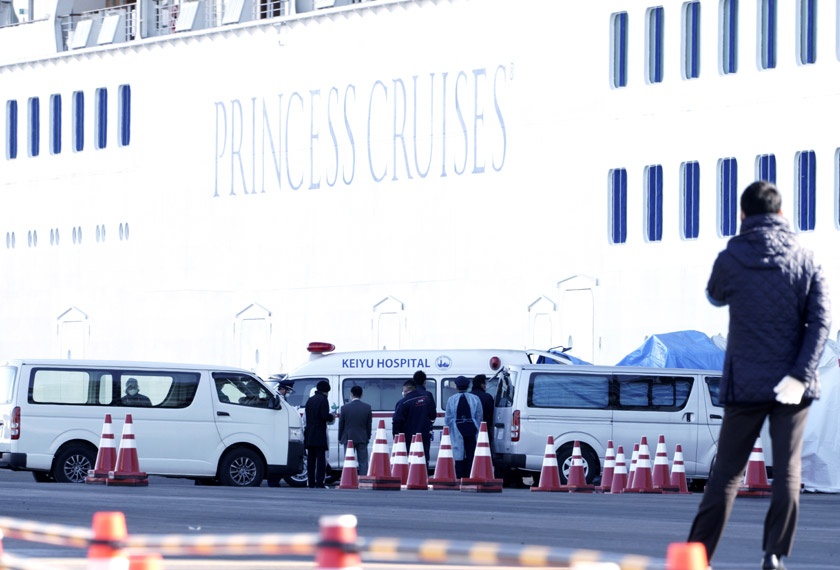 Pasukan perubatan yang bertugas di perkarangan kapal persiaran, Diamond Princess yang kini telah merekodkan 61 kes positif novel koronavirus. - Foto AP