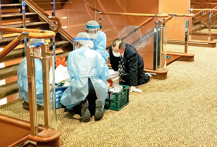 Pasukan perubatan yang bertugas di dalam kapal persiaran, Diamond Princess yang kini telah merekodkan 61 kes positif novel koronavirus. - Foto AP