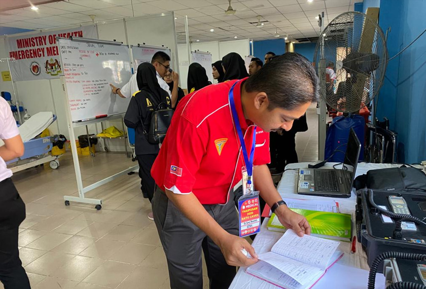 Dr Siva memeriksa laporan kes pesakit yang dirawat di pusat operasi ini. Astro AWANI