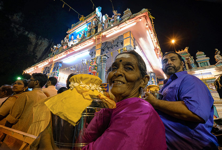 Penganut Hindu M. Sivabackiam (dua, kanan) membawa belanga yang mengandungi susu lembu ketika hadir ke Kuil Sri Subramaniar Gunung Cheroh sempena sambutan Thaipusam hari ini.