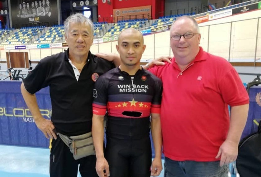 Azizulhasni turut memuat naik foto bersama Ng Joo Ngan (kiri) dan jurulatihnya, John Beasley.