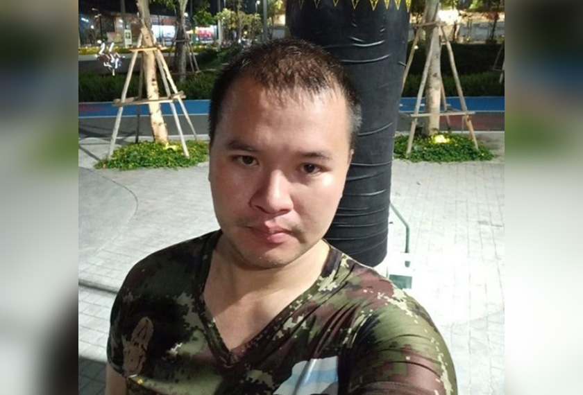 Thomma menyerang dan membunuh pegawai pemerintahnya serta dua yang lain di Kem Tentera Surathampithak sebelum bertindak melarikan senjata dan peluru daripada kem tersebut.