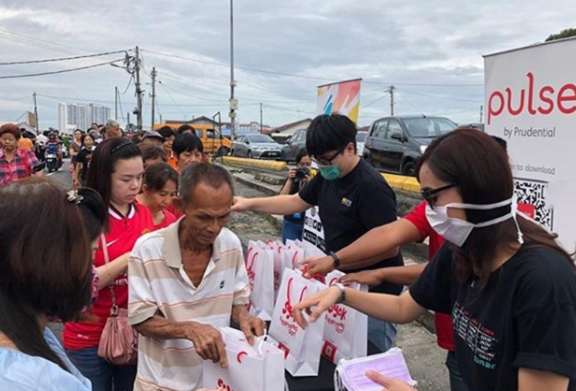 Orang ramai yang bersatu untuk mendapatkan Pek Perlindungan Kami Care. - Instagram/@sinar_my