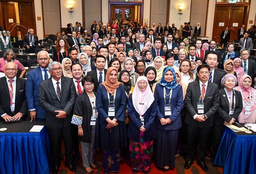 Datuk Seri Dr Wan Azizah Wan Ismail bersama para delegasi Kumpulan Kerja Pakar Anti-Rasuah dan Ketelusan (ACTWG) 2020. - Foto Jabatan Penerangan