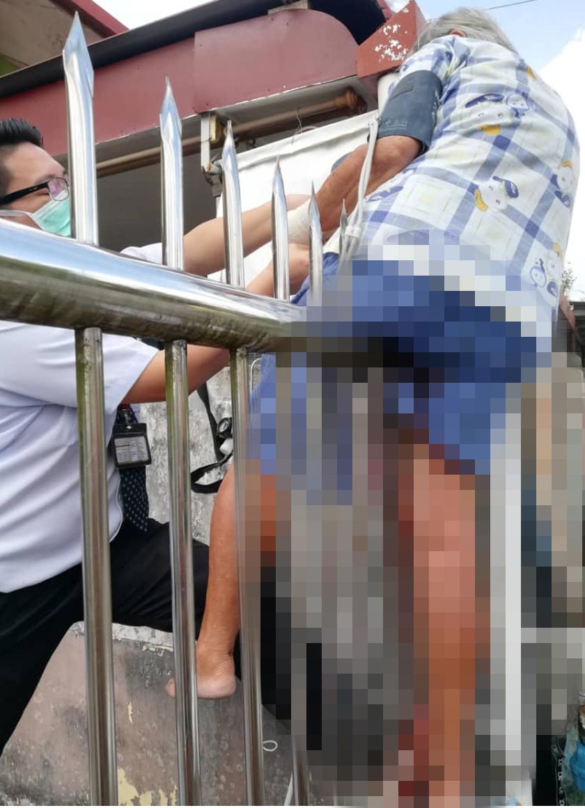 Seorang warga emas cuba diselamatkan selepas tertusuk jeriji pagar rumah di Lorong Indah Borat, Sibu pagi Khamis.