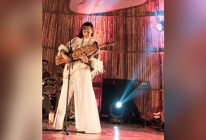 Alena giat mempromosikan lagu-lagu tradisi dengan membawa identiti tersendiri setiap kali dijemput mengadakan persembahan di luar negara. -Gambar Instagram Alena Murang