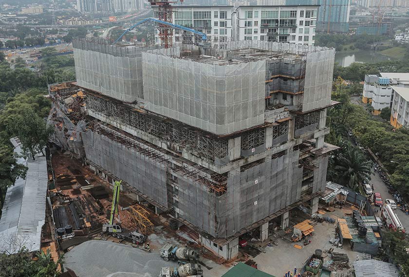 Operasi tersebut berdepan kesukaran lantaran struktur runtuhan tersebut bermula dari tingkat enam. - Foto Astro AWANI / SHAHIR OMAR