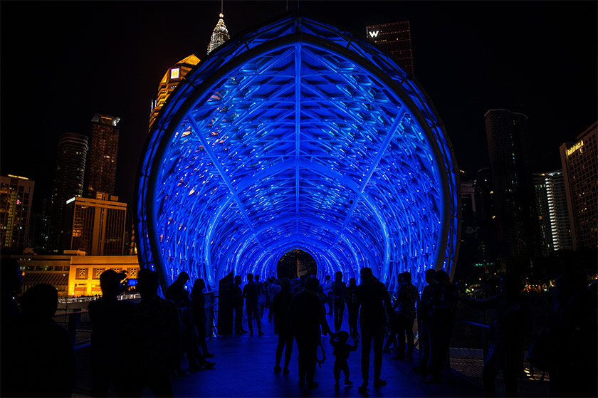Simbol ikonik baharu ibu negara ini dibina berhampiran Stesen LRT Kampung Baru merentasi AKLEH, menghubungkannya dengan Jalan Saloma yang terletak di sisi bangunan Menara Public Bank berhadapan Jalan Ampang, tidak jauh dari KLCC. --fotoBERNAMA/Fail