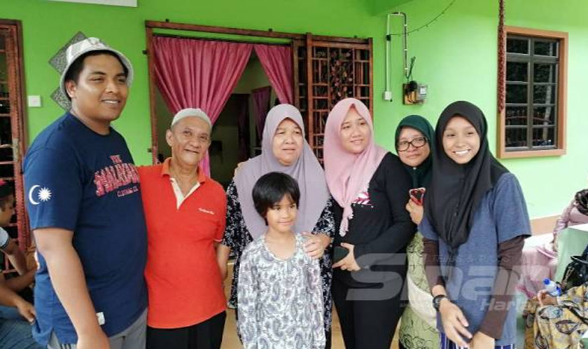 Ali (kiri) melayan tetamu yang datang menziarahi keluarga selepas pemergian Allahyarham Abam Isnin lalu. - Foto Sinar Harian