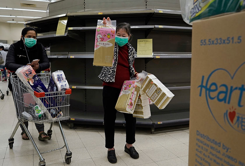 Pembelian secara panik barangan keperluan akibat penularan wabak COVID-19 menyebabkan rak pasar raya Hong Kong licin kehabisan barangan.