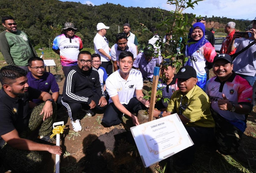 Tengku Fahd (tengah) bersama-sama berinteraksi dan menanam anak pokok di Sungai Ichat, Cameron Highlands.