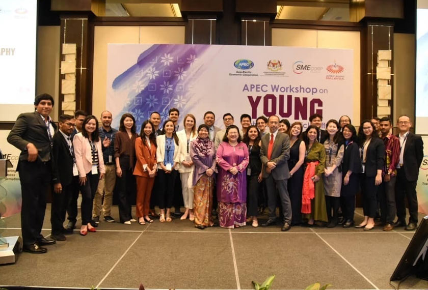 Ketua Setiausaha MEDAC, Datuk Wan Suraya Wan Mohd Radzi bergambar bersama para delegasi antarabangsa pada Bengkel Usahawan Muda APEC di ibu negara pada Selasa - Foto MEDAC