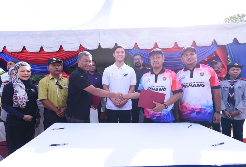 Tengku Fahd (tengah) menyaksikan majlis menandatangani Memorandum Persefahaman (MoU) antara SASET bersama Majlis Belia Pahang bagi pemeliharaan alam sekitar.