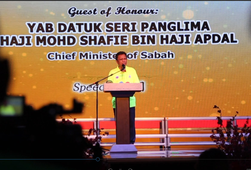 Mohd Shafie ketika berucap pada Majlis Makan Malam Amal Tabung 'We Care, We Love' di Kota Kinabalu malam tadi. - Astro AWANI