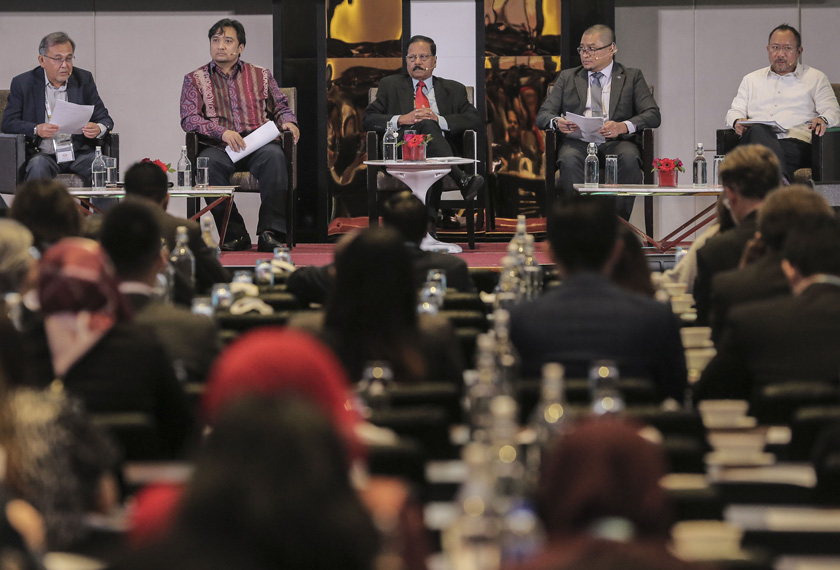 Delegasi dari 21 anggota ekonomi APEC termasuk para pemegang taruh mengemukakan input mereka dalam merangka Visi Pasca APEC 2020. - Foto Astro AWANI / SHAHIR OMAR