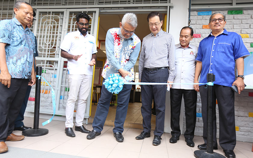 Khalid semasa merasmikan Ruang KITA di PA Seri Perak pada Khamis.