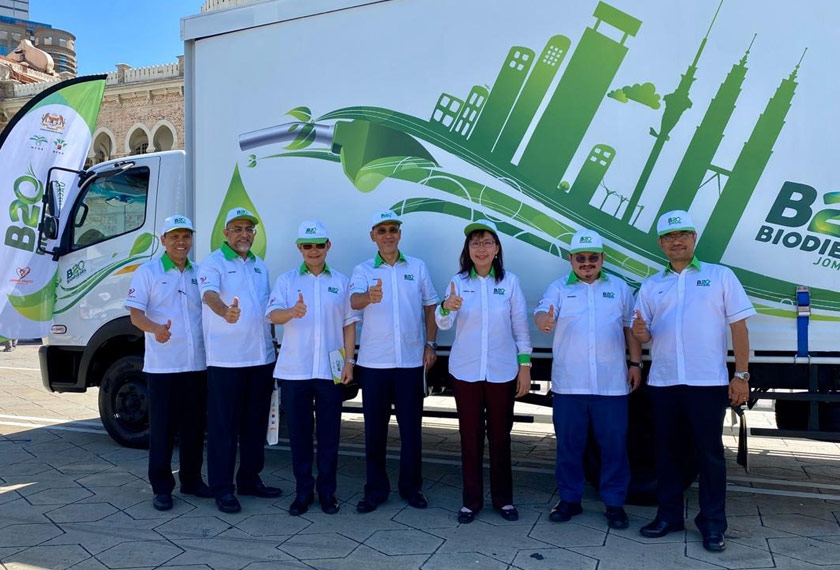 Menurut Teresa Kok (tiga dari kanan), ujian lapangan B20 telah dijalankan bagi tujuan pengumpulan data teknikal, menyelaras sesi konsultasi teknikal bagi memastikan program ini berjalan lancar. -Gambar Astro AWANI