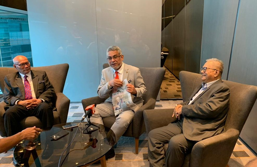 Pengerusi Bersama KLWBC 2020, Khalid Samad menjelaskan pada media matlamat Projek 100 Buku Emas KLWBC 2020. - Gambar Sekretariat KLWBC 2020