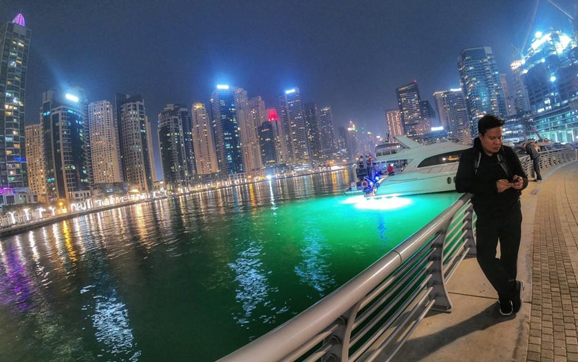 Penulis bergambar berlatarkan barisan bangunan residensi mewah di Dubai Marina. - Astro AWANI/Hamzah Hamid