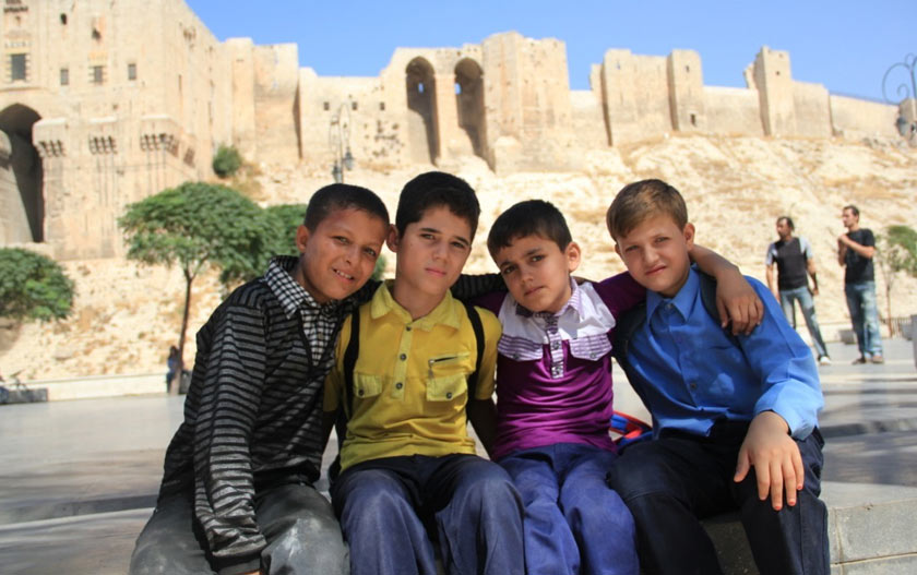 Foto tahun 2010 ini menunjukkan empat kanak-kanak di Citadel Aleppo, Syria ini mesra menyambut kedatangan pelancong sedunia. - Astro AWANI/Hamzah Hamid 