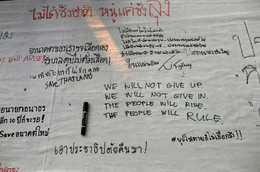 Slogan-slogan yang ditulis pelajar dan penyokong Thailand semasa protes terhadap keputusan mahkamah yang membubarkan parti Future Forward, di Universiti Thammasat, Bangkok, Thailand, 22 Feb, 2020. REUTERS