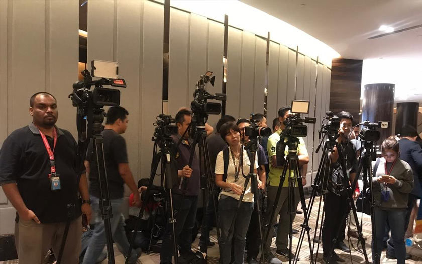 Media setakat jam 4.30 petang masih menunggu jika ada sebarang sidang media tergempar di Hotel Sheraton, Petaling Jaya.