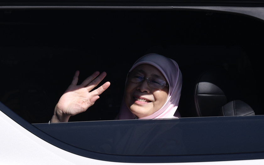 Dr Wan Azizah melambai ke arah pemberita semasa memasuki bangunan Perdana Putra pagi ini. - Astro AWANI / SHAHIR OMAR