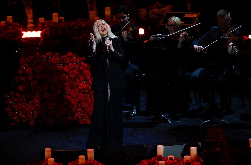 Upacara penghormatan terakhir itu turut dimeriahkan dengan persembahan oleh penyanyai popular Alicia Keys dan Christina Aguilera. Foto: AP
