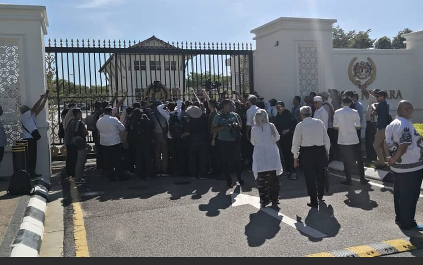 Wakil NGO tersebut dilihat memasuki Istana Negara melalui Pintu 3 pagi ini dan keluar kira-kira 20 minit kemudian. - Astro AWANI