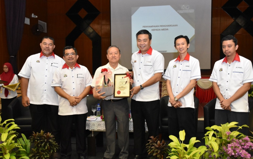 Tey (tiga kanan) menyampaikan sijil penghargaan kepada wakil media sempena Majlis Perhimpunan Bulanan MPJ hari ini. Astro AWANI