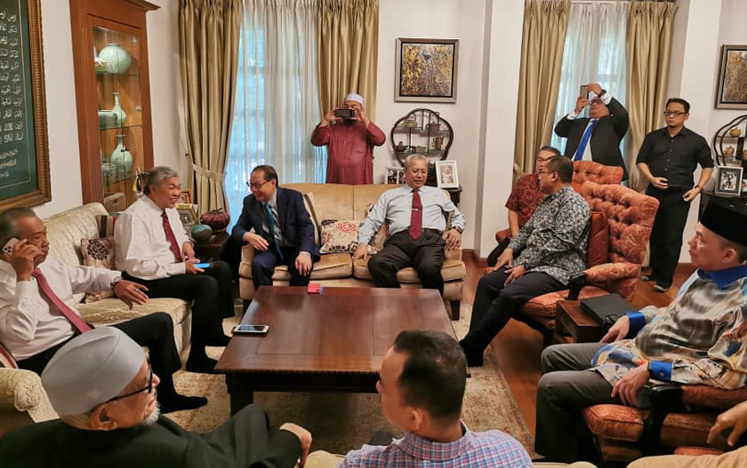 Muhyiddin bersama beberapa pemimpin parti politik berkumpul di rumah beliau sebelum ke Istana Negara. - Foto ihsan Bersatu