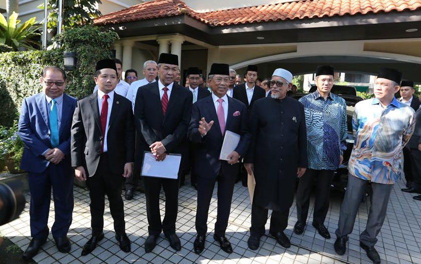 Datuk Seri Fadillah Yusof (kanan) berada bersama pemimpin politik lain di kediaman Tan Sri Muhyiddin Yassin - Foto PPBM
