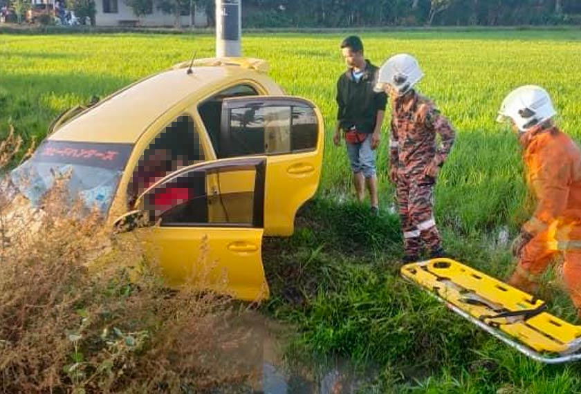 Keadaan kereta mangsa yang terjunam ke dalam parit sawah susulan kemalangan.