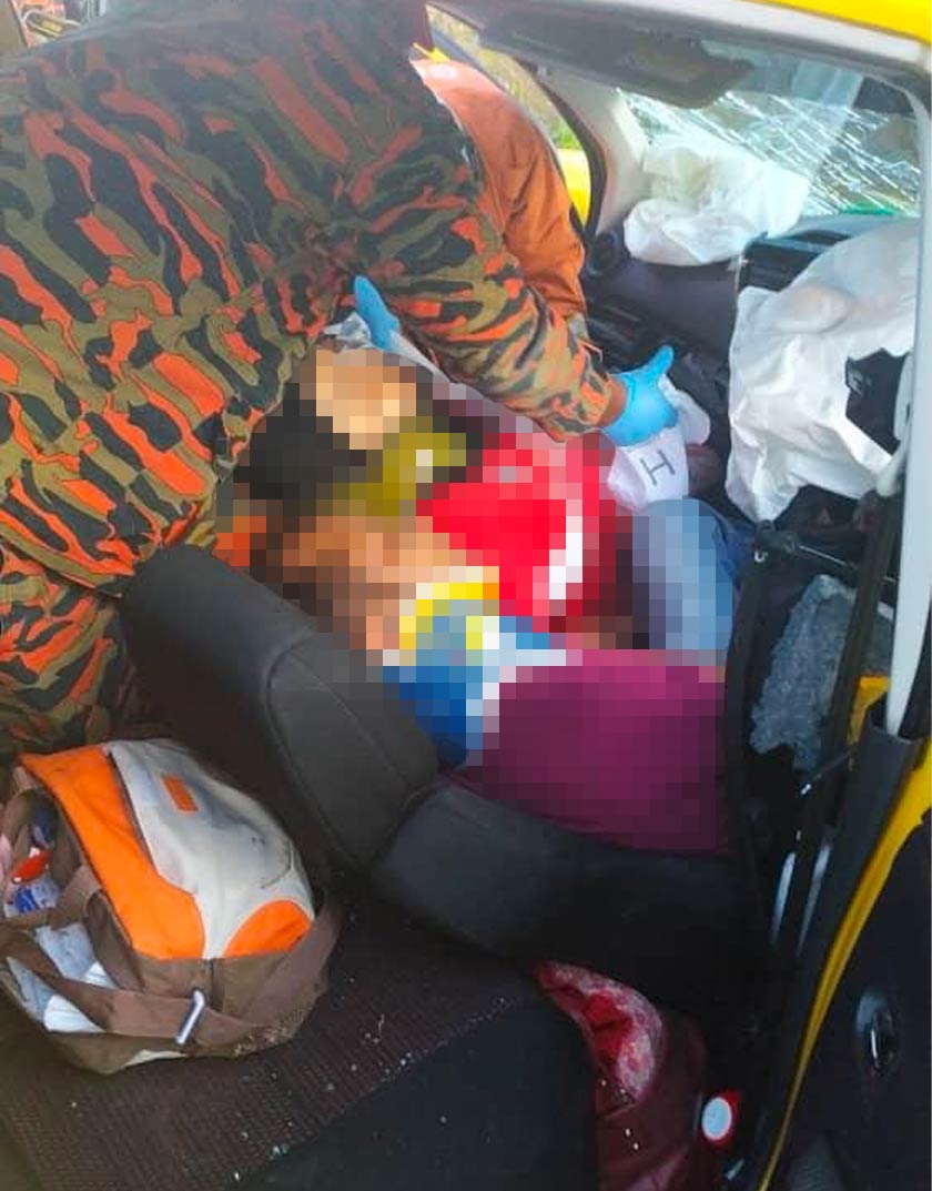 Mangsa yang tersepit dibantu anggota JBPM.