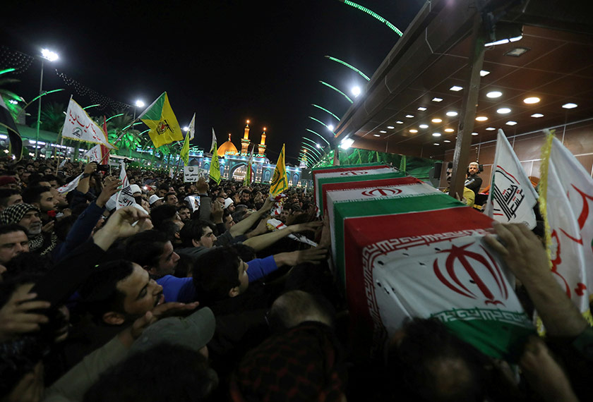 Penduduk yang berkabung menghadiri majlis pengebumian Jeneral Qasem Soleimani dan komander militia Iraq Abu Mahdi al-Muhandis, korban serangan dron lapangan terbang Baghdad, di Kerbala, Iraq, 4 Jan, 2020. REUTERS