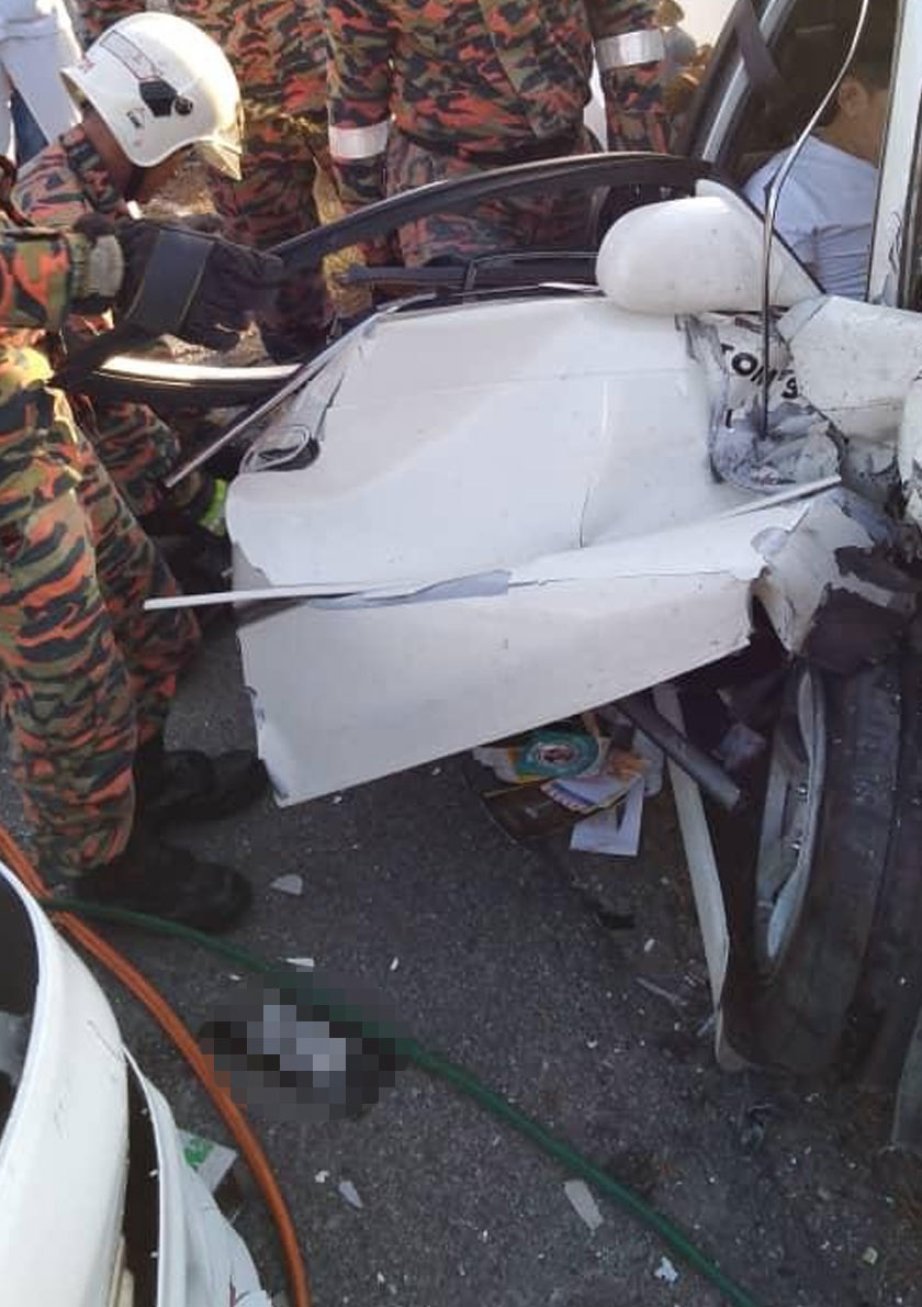 Pihak bomba sedang mengeluarkan mangsa yang tersepit. - Foto ihsan JBPM