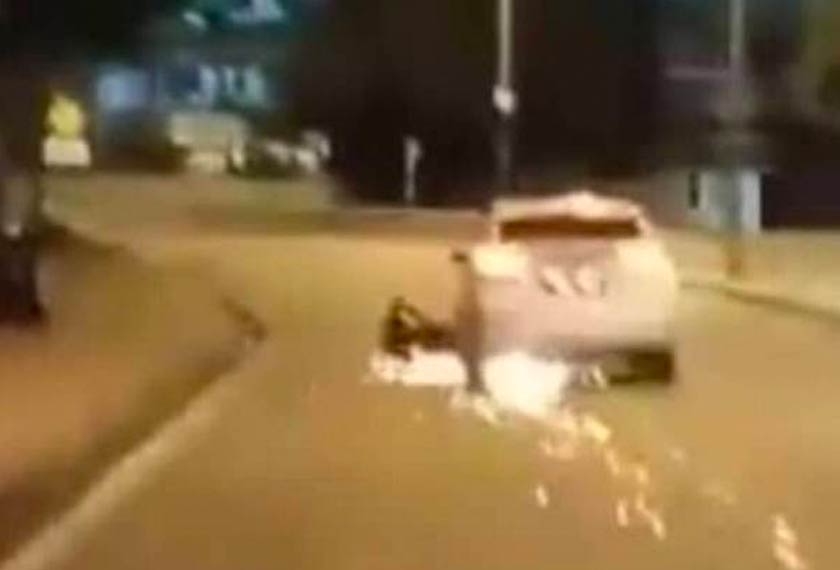 Percikan api berlaku selepas motosikal diseret sejauh dua killometer. - Foto ihsan pembaca