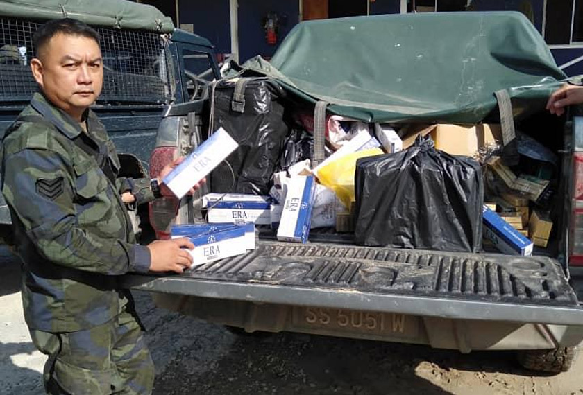 Rokok seludup pelbagai jenis dianggarkan bernilai RM28,711 ditemui dalam kenderaan suspek. Foto PDRM