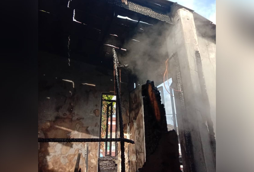 Pihak bomba menemui mayat kanak kanak tersebut di bahagian atas rumah. - Foto JBPM