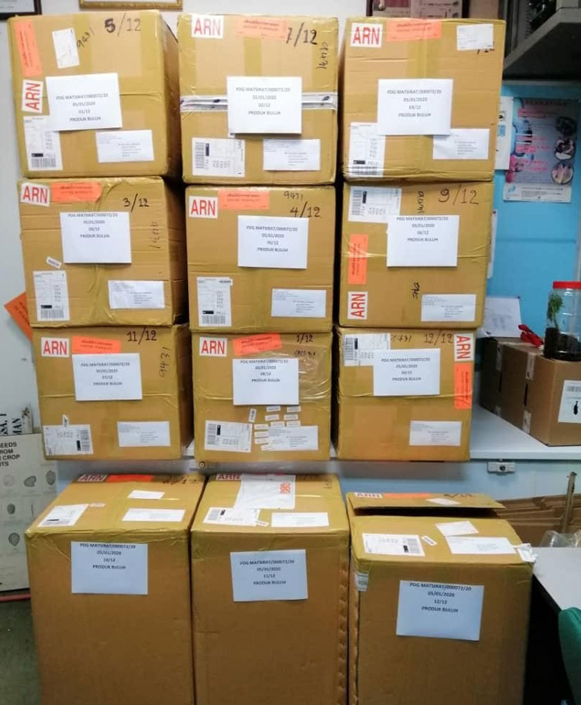 MAQIS telah menahan 12 kotak yang setiap satunya mengandungi 30 unit payung yang diperbuat daripada buluh. Foto MAQIS